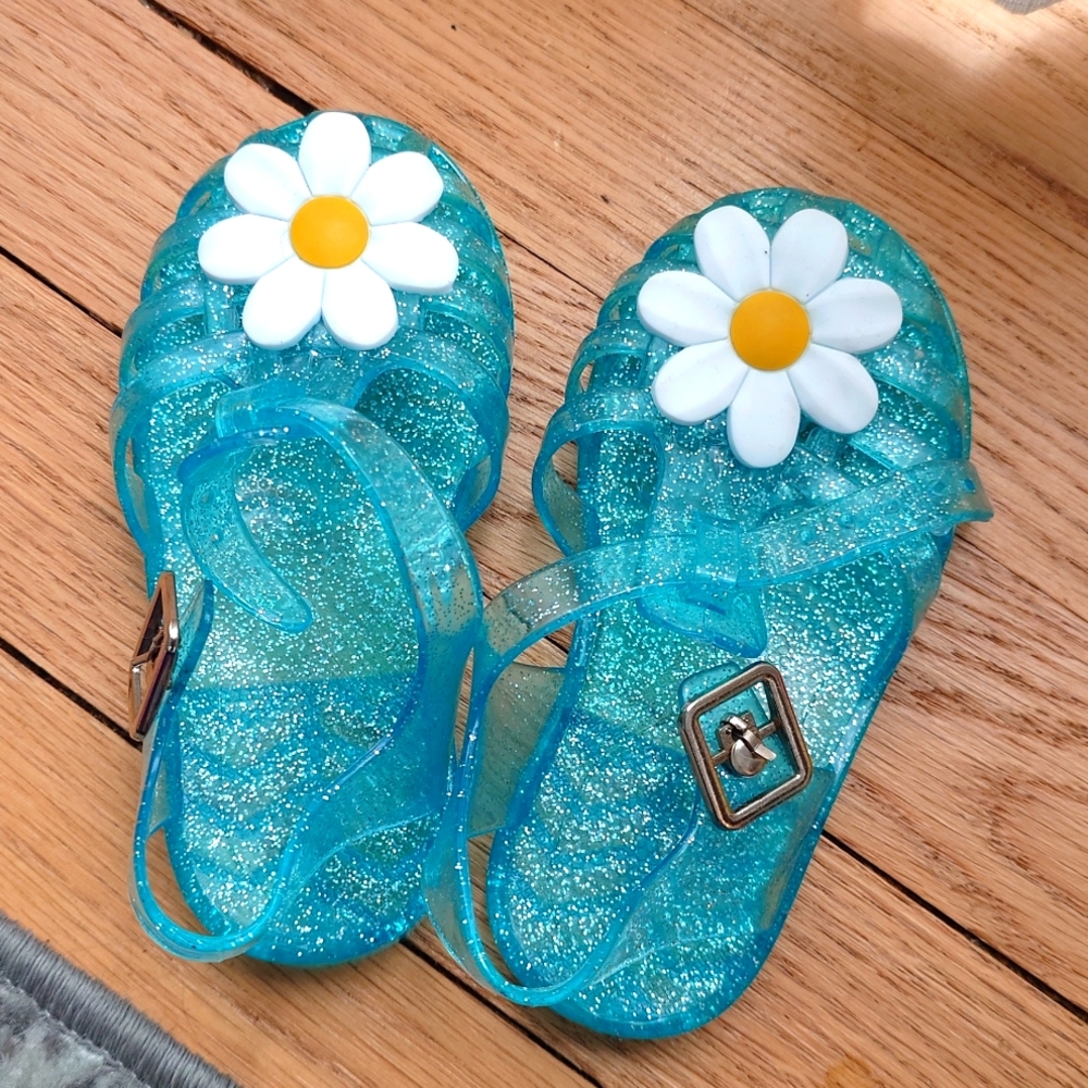 New Toddler sandals size 6